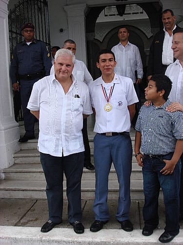 The President of the Republic designates a student from Colegio San Agustin as standard bearer in the national parade