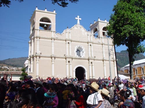 Os agostinianos recoletos de Totonicapán apresentam a Bíblia em língua quiché