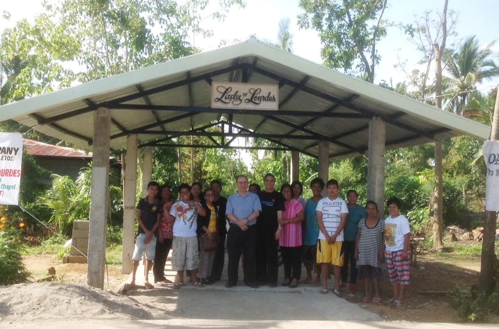 El Prior General visita una de las capillas rehabilitadas en Filipinas con la ayuda recibida tras el tifón Haiyán