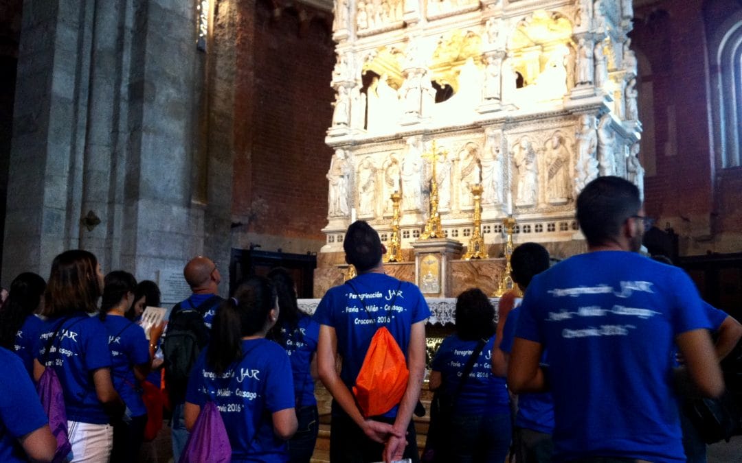 Los jóvenes de las JAR rezan ante el arca de san Agustín en Pavía antes de llegar a Cracovia para participar en la Jornada Mundial de la Juventud.