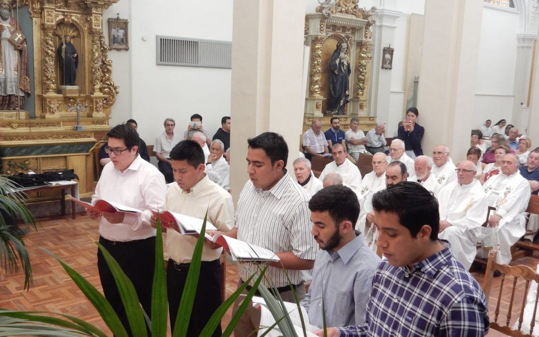 Seis jovens ao terminar o ano de noviciado fazem sua profissão religiosa na Ordem dos Agostinianos Recoletos.