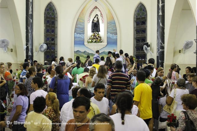 Muitas pessoas celebram Santa Rita em igrejas e conventos agostinianos recoletos