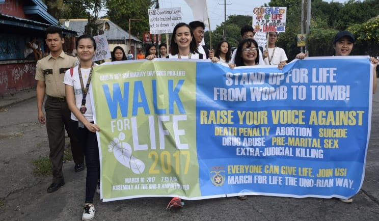 Caminhada pro vida na Universidade de Negros Occidental nas Filipinas