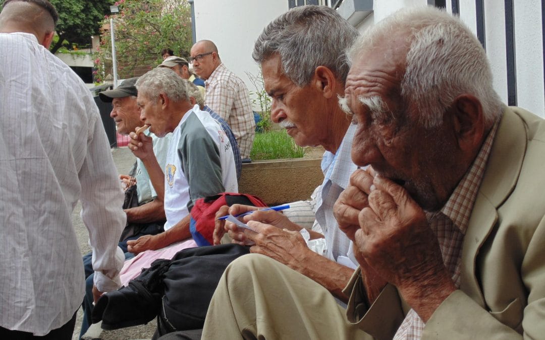 Los ancianos que almuerzan cada viernes en la parroquia de Agustinos Recoletos de Caracas