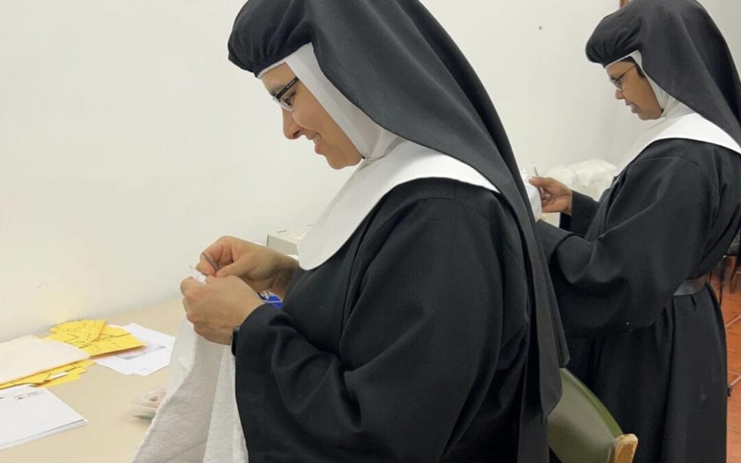 The new sewing project of the Royal Convent of Santa Isabel: “Each garment carries with it our prayer”.